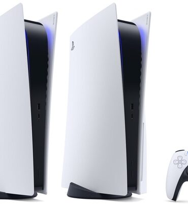 Duas consolas PS5 e um comando DualSense