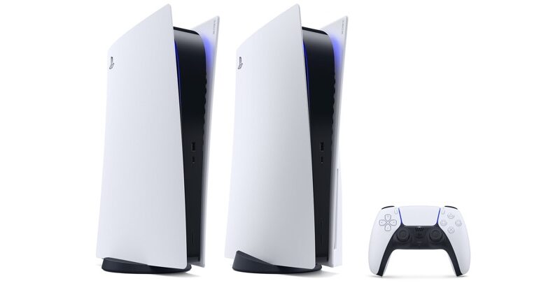 Duas consolas PS5 e um comando DualSense